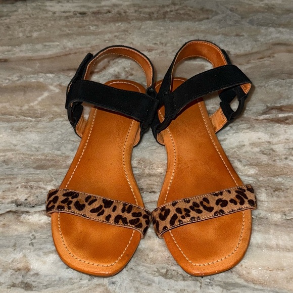 Women’s UGG Rynell leopard leather sandal. Size 8.5 - Picture 6 of 10